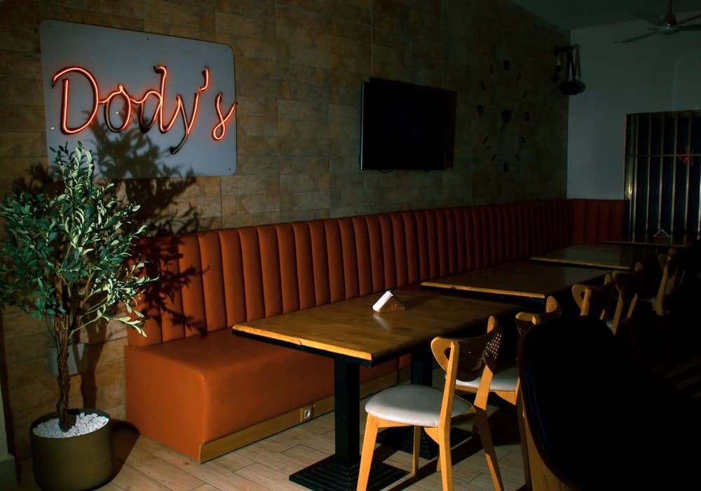 La salle du restaurant Dody's à Parakou